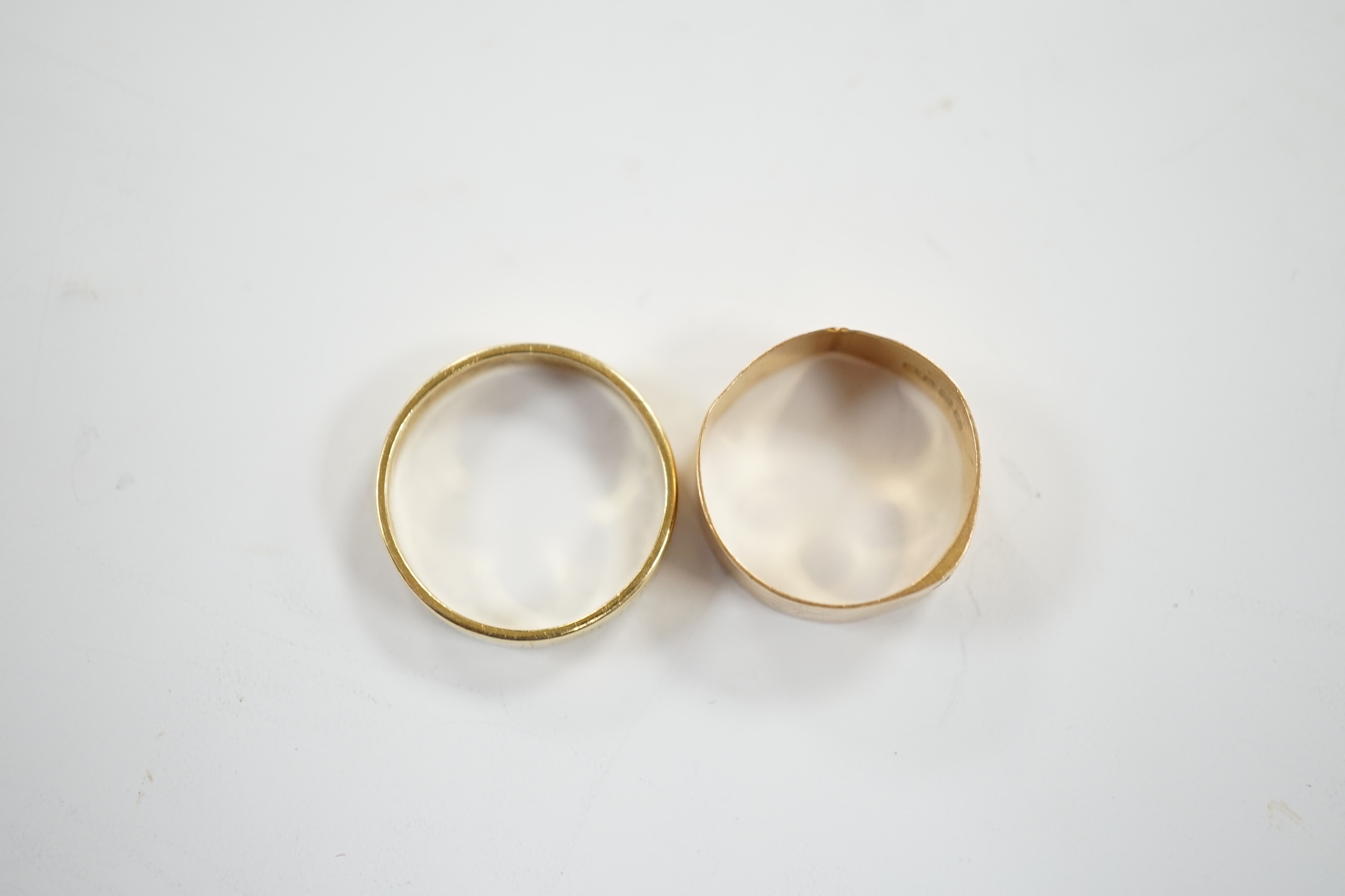 Two 18ct gold wedding bands, one hallmarked for London, 1918, 7.7 grams.